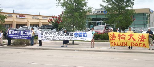 休士頓法輪功學員在中國城聲援訴江大潮