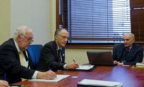 大衛•麥塔斯先生（右）向西澳議員們介紹對中共活摘器官的調查