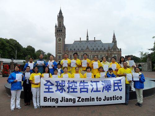因信仰法輪功而受到被迫害的學員，手持向中國最高檢察院發出的訴江控告信件