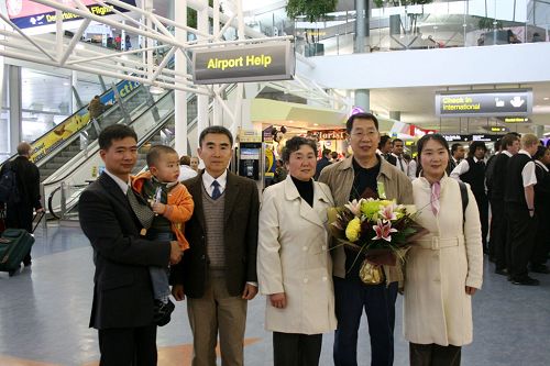 圖：經歷迫害的和三普從中國大陸輾轉來到新西蘭與家人團聚。圖為和三普（右二）剛抵達新西蘭機場與家人合影。