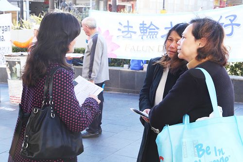 圖5：索非亞•雯金絲（Sofia Vergins）和泰•阮（Thai Nguyen）女士（右邊兩位女士）在悉尼班克斯鎮聽聞「活摘」真相，被震驚落淚。