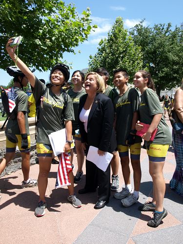 二零一五年七月十六日，佛羅里達州國會眾議員伊麗安娜‧羅斯-雷婷恩（Ileana Ros-Lehtinen）與「騎向自由」的部份騎手們在美國國會山西草坪自拍合影。