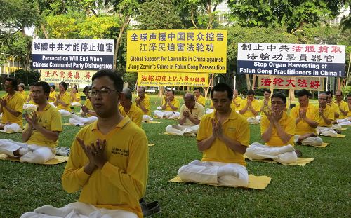 反迫害十六週年，新加坡法輪功學員在芳林公園舉辦活動，傳播法輪功真相，並將「訴江大潮」廣告民眾。