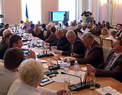 圖1-2：烏克蘭最高議會舉行了器官移植研討會，與會者來自烏克蘭、加拿大、白俄羅斯等國的醫生、學者和議員。