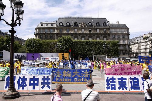 圖1-3：七二零的前夕，二零一五年七月十七，十八和十九日連續三天，歐洲的法輪功學員彙集在法國首都巴黎舉行系列反迫害活動，呼籲制止迫害。