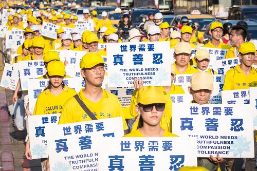 圖6-8：學員們手持橫幅標語，要求法辦迫害元凶江澤民
