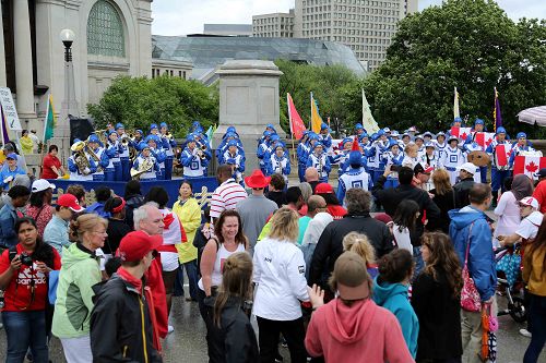 二零一五年加拿大國慶日，天國樂團的精彩演奏吸引了國會山前的觀眾
