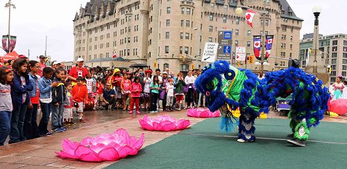 二零一五年加拿大國慶日，法輪功學員表演舞獅，與民眾分享節日快樂