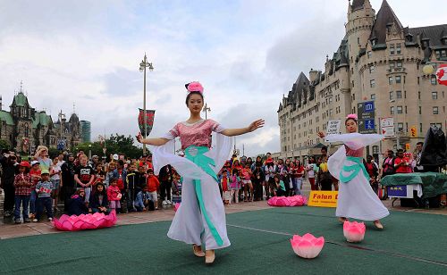 二零一五年加拿大國慶日，法輪功學員表演舞蹈，與民眾分享節日快樂