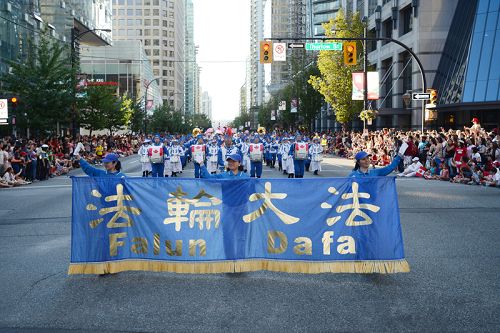 圖1-7：法輪功學員參加了2015年7月1日當天在溫哥華地區舉行的三場國慶遊行，受到民眾熱烈歡迎。
