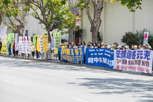 圖1-7：法輪功學員在舊金山中領館前集會，聲援全球「訴江」大潮