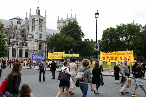 圖1：七月十五日，法輪功學員在英國會大廈前舉辦活動，傳播真相。呼籲制止迫害。