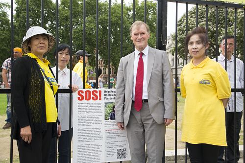 圖6：英國國會議員大衛•阿彌斯（David Amess MP）前來活動現場，表示對法輪功學員的支持。