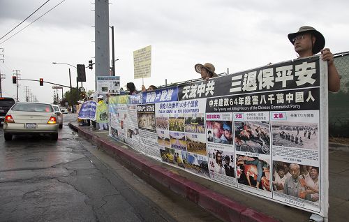 圖1-10：反迫害十六週年，洛杉磯法輪功學員在華人聚居的聖蓋博市（San Gabriel）山谷大道（Valley Blvd.），築起了真相勇氣長城，聲援全球訴江大潮。