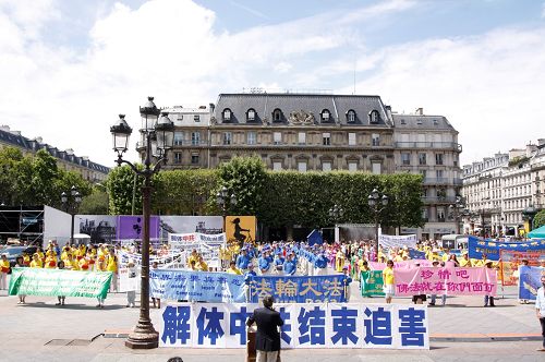 圖1：法輪功學員在巴黎市政府廣場集會，呼籲停止迫害