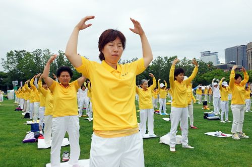圖1-4：七月二十日，韓國法輪功學員在首爾廣場舉行7.20十六週年反迫害活動。圖為法輪功學員集體煉功場面。