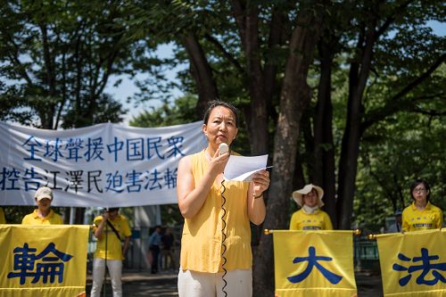 圖5：曾在中國遭受迫害的法輪功學員姚四萍在集會上以親身經歷控訴江澤民的罪行。