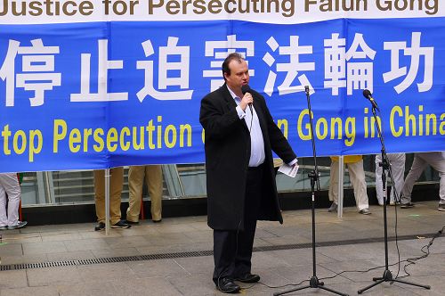圖6：帕拉瑪塔市議員詹姆斯•肖（James Shaw）在集會上發言希望中國、澳洲政要參與捍衛、保護中國人權