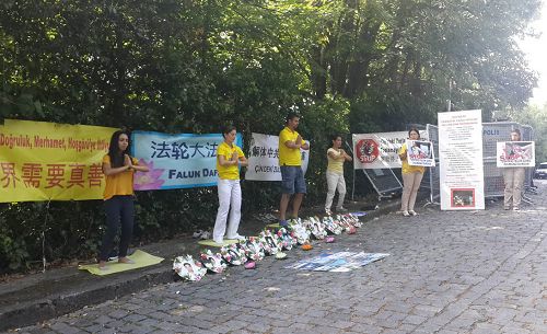 圖4-5：七月二十日，土耳其的法輪功學員在中領館前抗議，呼籲制止迫害和中共活摘法輪功學員器官的罪行。