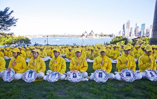 S1：七二零之際，法輪功學員在悉尼北岸著名風景區彌爾聖角（Milsons Point）的布拉德菲爾德公園（Bradfield Park）舉行了盛大的煉功、排字、燭光悼念活動