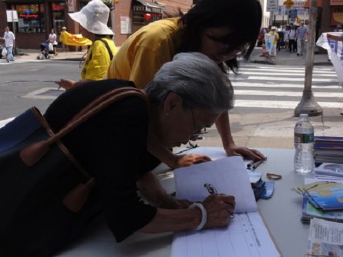 80多歲的甘阿姨是多年前從浙江溫州來的。她認真地聽了幾位阿姨的發言後，去退黨義工那裏為已經過世的丈夫填寫了退黨聲明