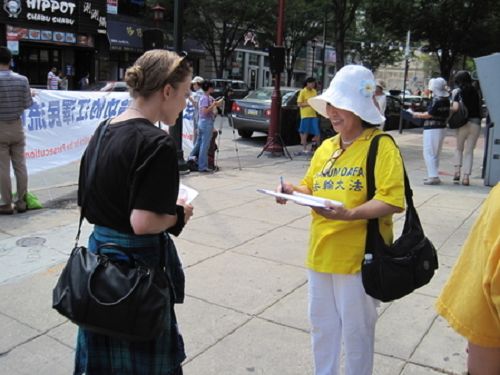 費城藝術家研究者Shannon女士了解真相後，欣然在訴江聯署表上簽名並表示，「江不可以壓制自己國家人民的修煉信仰自由」