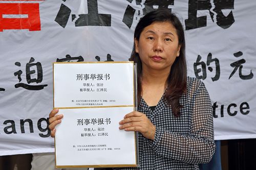 圖6. 香港法輪功學員張潔舉報江澤民，不單因為他罪惡滔天，也因為七十四歲的母親上個月遭公安從家中抓走，目前仍被非法關押在濟南市看守所。