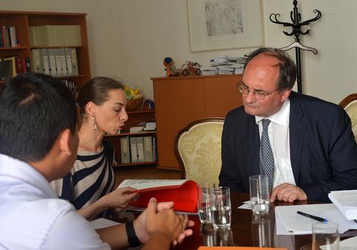 圖1：奧地利外交部人權專員Gerhard Doujak博士（右）正在聽取「為受威脅人民協會」（GFBV）代表Nadine Papa （左）講述中共強摘法輪功學員器官的事實。