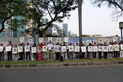 法輪功學員在雅加達中共使館前舉行集會，聲援中國數萬人控告江澤民