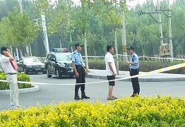 當事人文傑的弟弟文超，從老家黑龍江趕來，遲到了十幾分鐘，警察說甚麼也不讓進入旁聽。