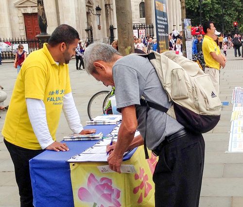 八月二十九日，在倫敦聖馬丁廣場，一位已經了解法輪功真相的馬來西亞華人徑直去簽名反迫害