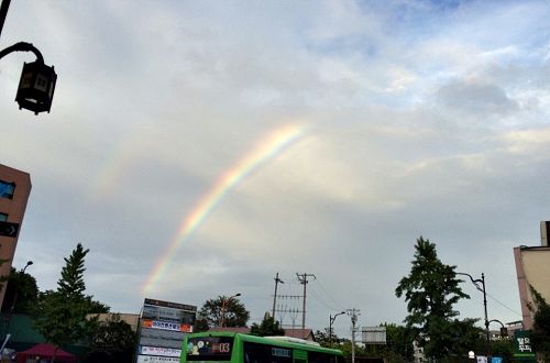圖5：結束那天，天空出現了一道彩虹。