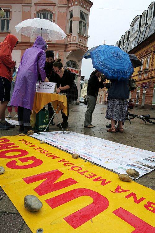 在波普拉德市，人們冒雨簽名支持法輪功