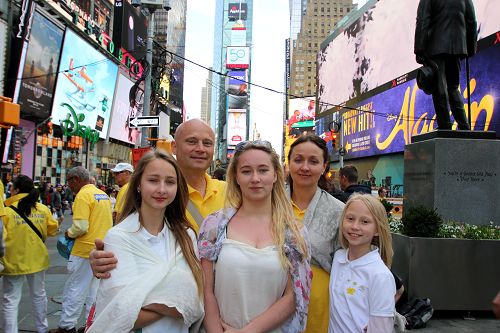 圖1：克里斯蒂娜•克林納特（Kristina）與丈夫溫納•克林納特（Werner），和三個女兒在紐約。