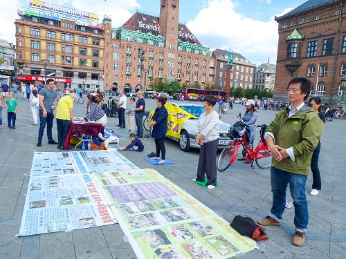 圖1：法輪功學員在丹麥首都根本哈根市政廳廣場舉辦徵簽活動，傳播和聲援「起訴江澤民」的大潮。