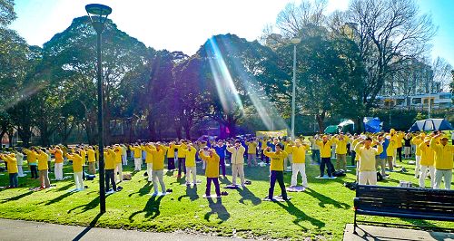 圖1-4：法輪功學員在悉尼市中心的貝爾莫爾公園（Belmore Park）集體煉功