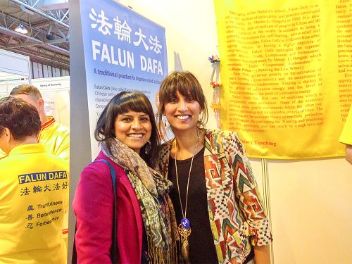 二零一五年九月十二日，當教師的印度裔姐妹蘇菲爾（Sukhueer）和谷普瑞特（Gurpreet）在「身心靈健康節」（Mind Body Spirit Birmingham Wellbeing Festival）上嘗試法輪功功法後，連聲稱讚法輪功好
