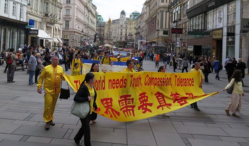 圖4-8：部份歐洲聚集在奧地利首都維也納，舉行了聲援中國大陸法輪功學員的訴江大潮的盛大遊行