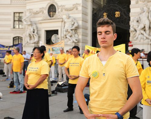 部份歐洲學員在在奧地利首都維也納霍夫堡王宮，也是聯邦總統府前的米歇爾廣場舉行大煉功