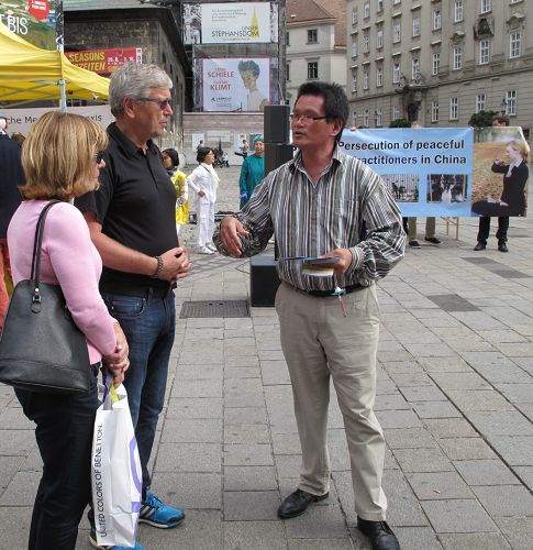 圖：二零一五年九月十九日下午，來自瑞典的安德森 （Anderson）先生和太太瑪利亞（Maria）在維也納斯特凡廣場看到法輪功講真相街頭劇後進一步向法輪功學員了解真相