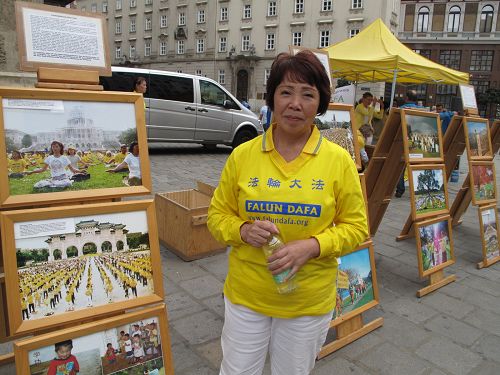圖：九月十九日，來自德國的朝鮮族學員金女士參加了在維也納斯特凡廣場講真相街頭劇的演出