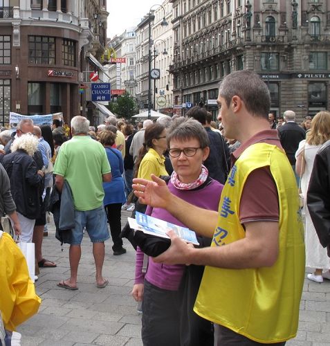 圖：2015年9月19日，在維也納斯特凡大教堂前廣場，安德烈向一位信奉天主教的女士耐心講真相