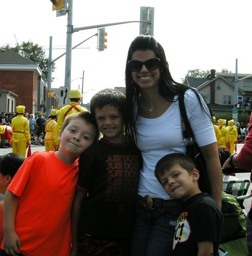 圖：聖﹒卡瑟琳市市民Melissa女士和三個孩子。