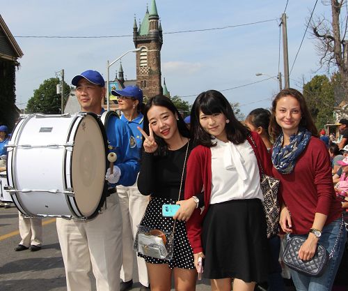 圖：來自意大利的Alexandra（右），日本的Natsumi （中）和 韓國的Saunaha（左）， 她們看到天國樂團時興奮地拍照和錄像