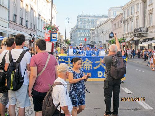 天國樂團在華沙市中心演奏 受到熱烈歡迎