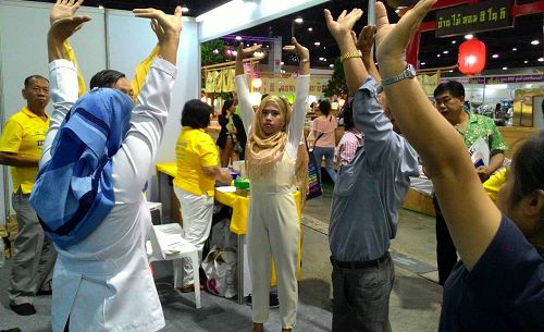 泰國中藥博覽會上，學煉法輪功的參觀者絡繹不絕