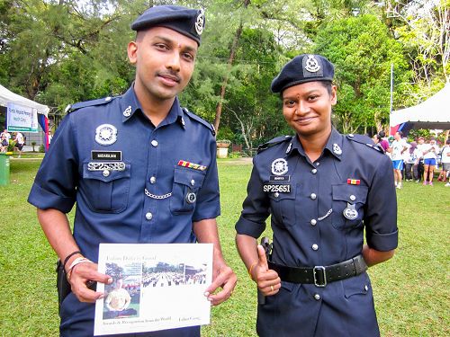 圖8：當天值勤的警員Sugiya（右）和T. Nadarajan（左）都表示，法輪大法遊行隊伍給他們留下了美好印象。