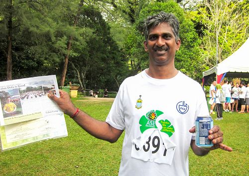 圖10：和平之跑參與者Shanmugam對法輪大法遊行隊伍所演奏出的音樂連連稱讚。