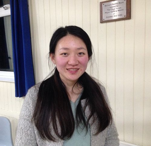 圖：來自英國北愛爾蘭的法輪功學員索尼婭（Sonia Zhang）在倫敦參加集體學法煉功，並表達對法輪大法的感恩