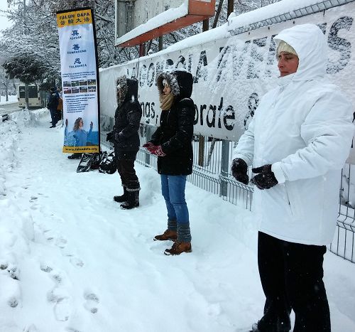 圖1：羅馬尼亞東西方法輪功學員大雪中安靜地煉功